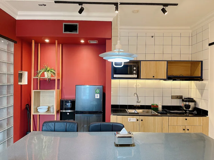 Berlin: Dapur lengkap dengan kulkas berikut freezer, microwave, dan kompor induksi.