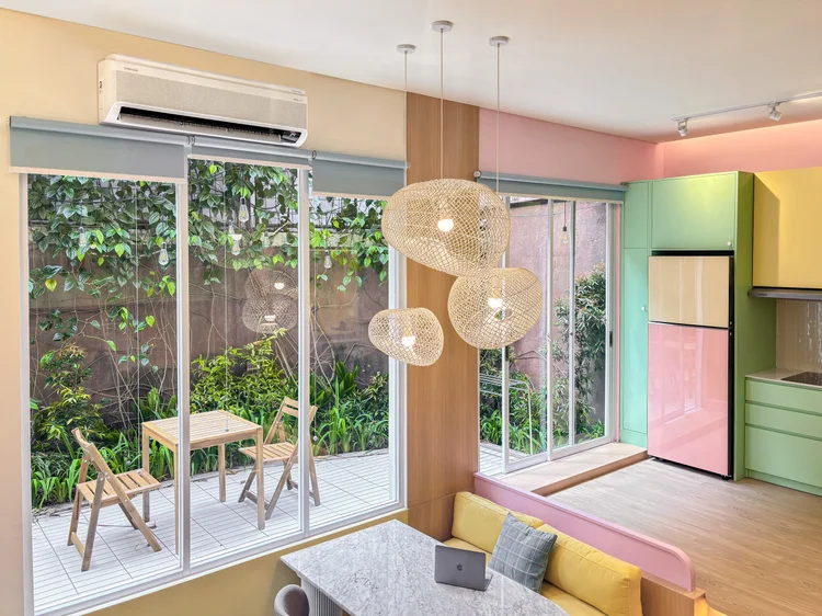 Gangnam: AC WindFree di ruang utama, dengan akses langsung ke teras kecil di luar.