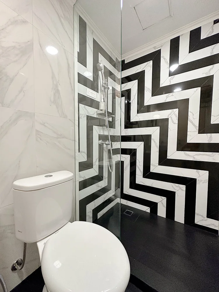 New York: Kamar mandi berubin hitam putih, dibersihkan sesuai standar CHSE sebelum tiap check-in.