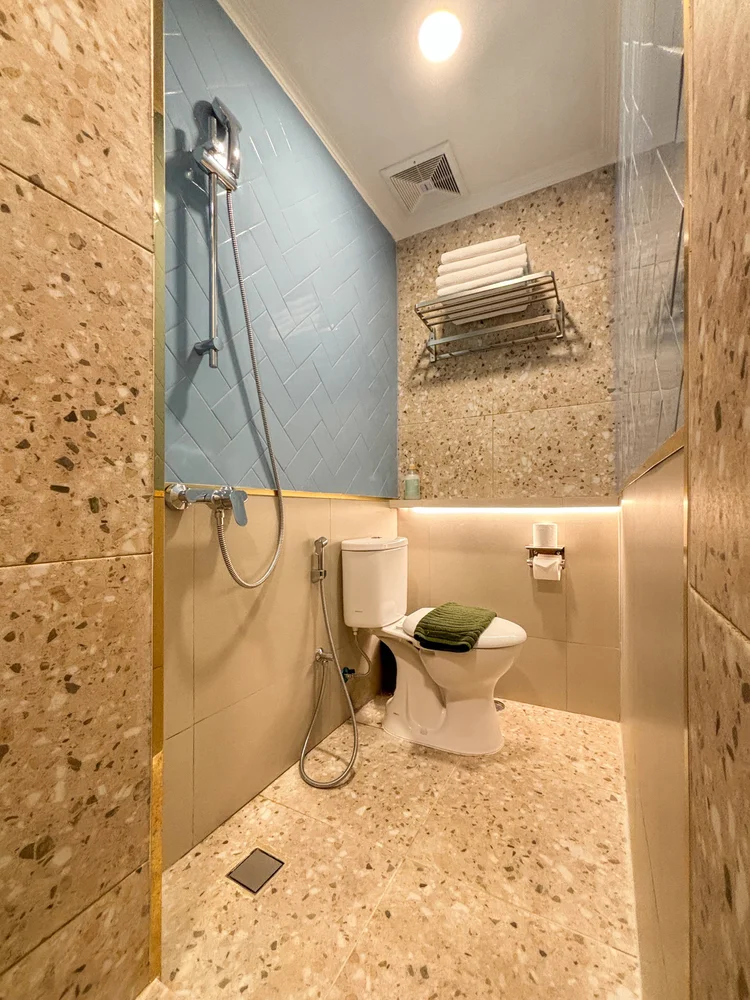 Austin: Kamar mandi dengan shower air hangat; sabun dan sampo sudah disiapkan, sama di semua unit.