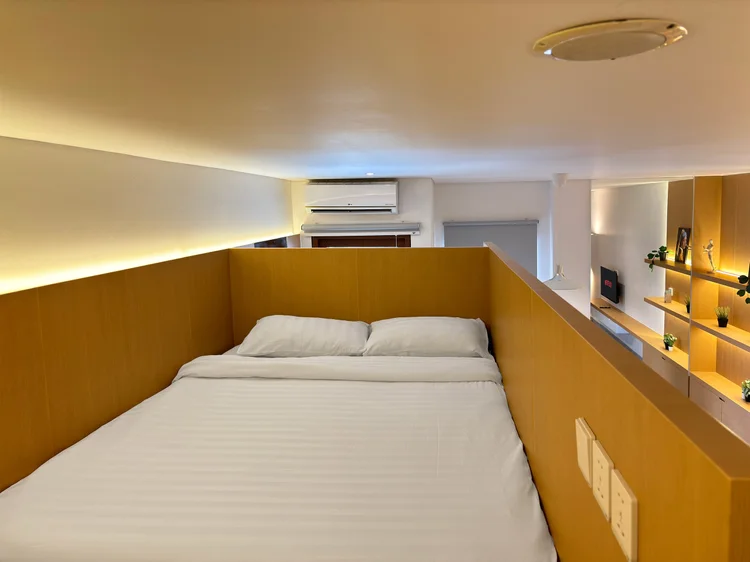 Helsinki: Dua loft bed yang bisa dirapatkan jadi satu, dengan AC sendiri.