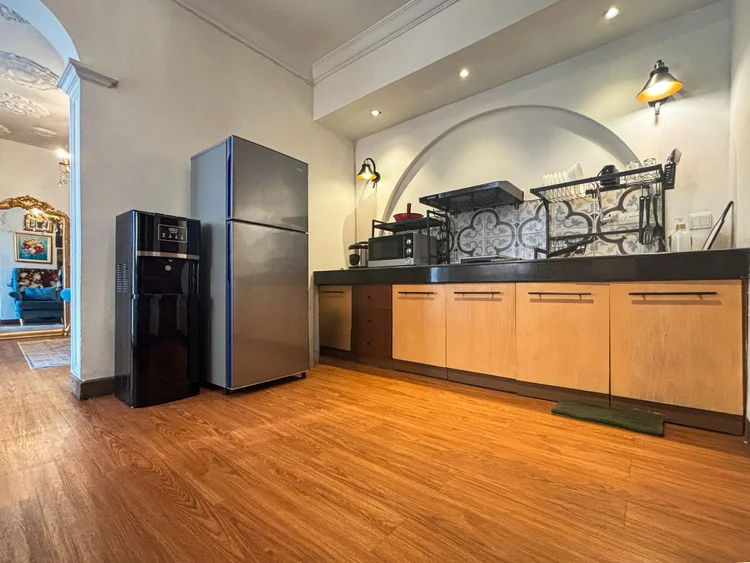 Marseille: Dapur terbuka dengan kulkas dan dispenser; tiap unit punya galon cadangan.