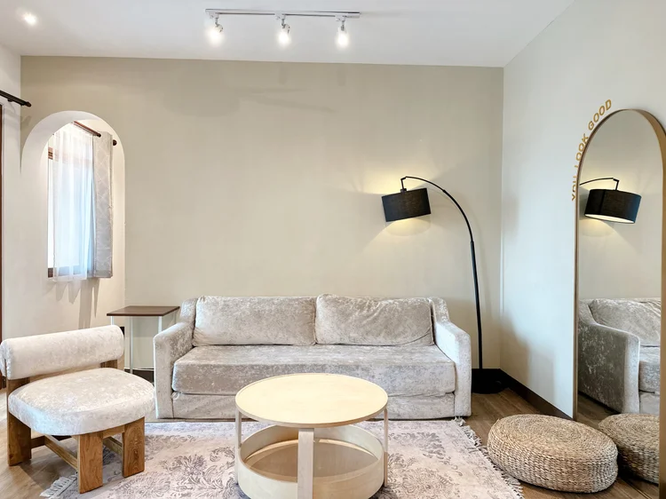 Positano: Ruang keluarga hygge: sofa bed lipat dan cermin lengkung, muat 7, maks. 10 dengan extra bed.