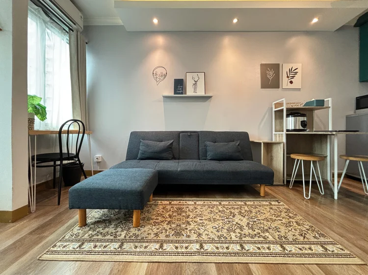 Bern: Ruang duduk ber-AC dengan karpet, cukup lega untuk studio 28 m².
