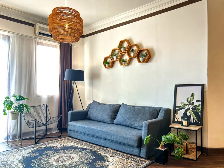 Norfolk: Sofa biru tiga dudukan yang bisa dibuka jadi kasur, sudah termasuk kapasitas 8 orang.