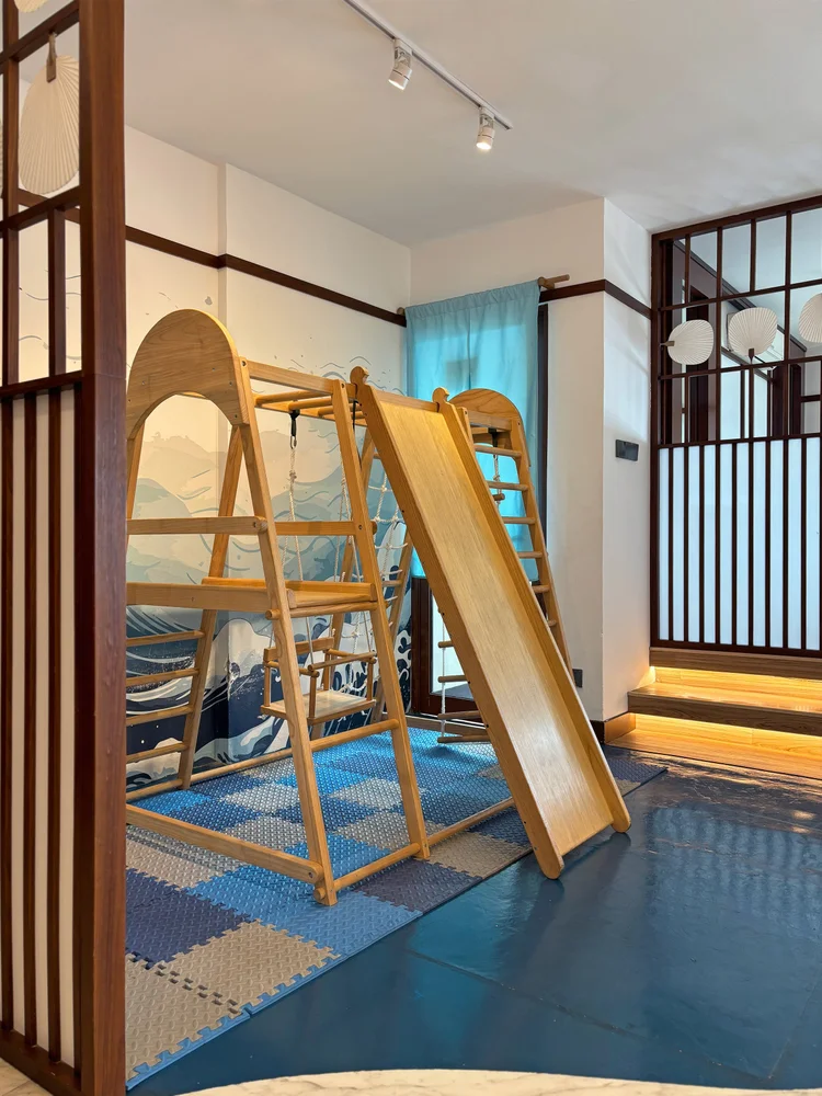 Okinawa: Ada playground mini dengan perosotan untuk anak-anak, langsung di dalam unit.