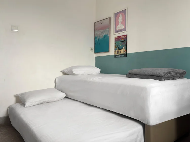 Santorini: Kasur sliding di kamar ini ditarik keluar jadi dua single bed terpisah.