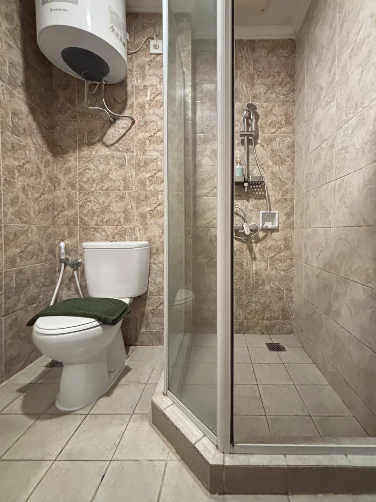 Namibia: Kamar mandi dengan shower berpintu kaca dan pemanas air.