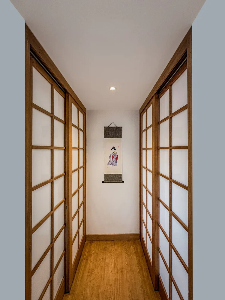 Yokohama: Lorong dengan pintu geser shoji dan hiasan gulungan ala Jepang di dinding.