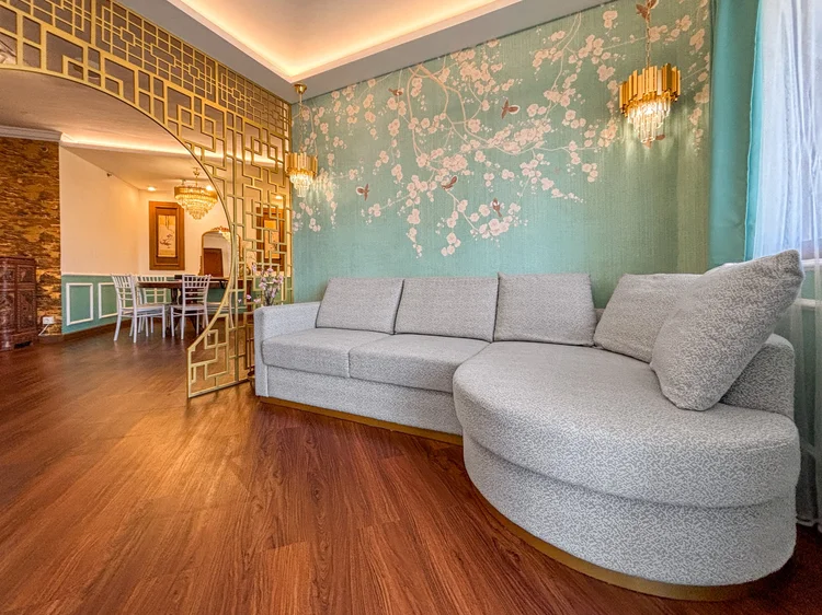 Salzburg: Sofa 230 cm dengan ujung membulat, cukup lega buat nonton bareng.
