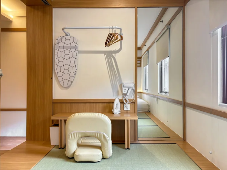 Omotesando: Lemari terbuka dan meja lantai di kamar, ala Jepang minimalis.
