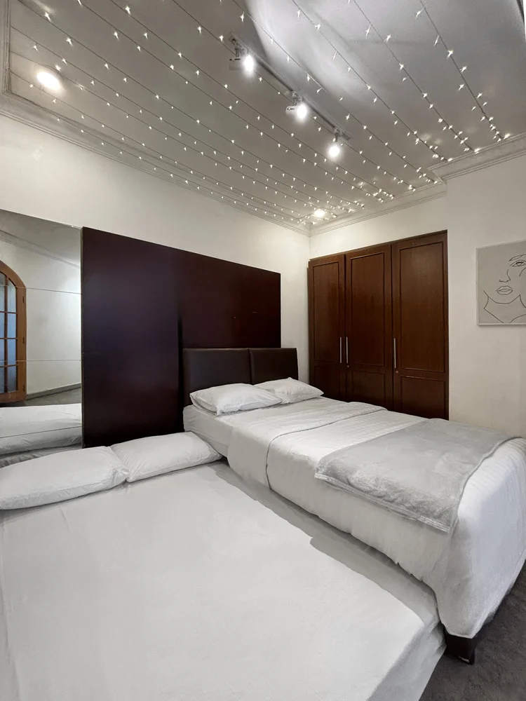 Ubud: Kamar utama: kasur ditarik penuh. Muat 7, maks. 9 dengan extra bed di seluruh unit.