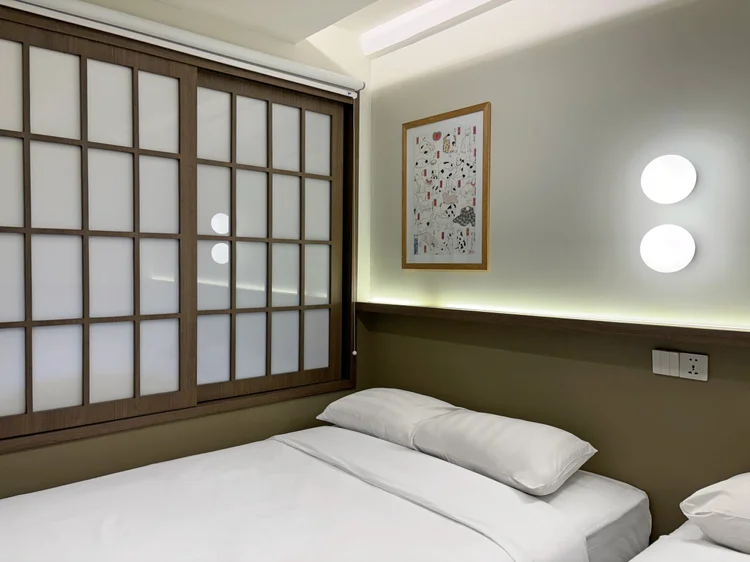 Aoyama: Sprei putih di platform bed, standar yang sama di semua unit kami.