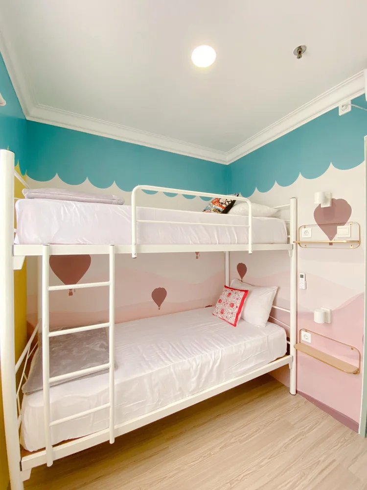 Cappadocia: Kamar dengan bunk bed untuk berdua dan AC sendiri, dengan mural balon di dinding.
