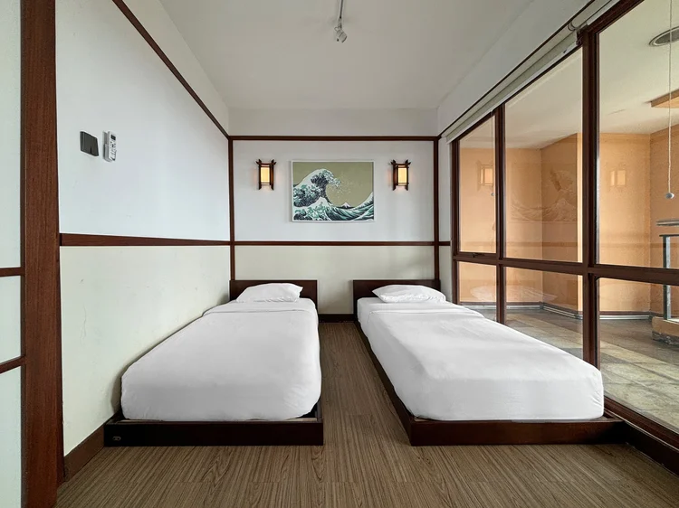 Okinawa: Kamar dengan dua single bed, cocok buat anak-anak atau teman sekamar.