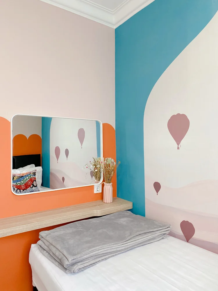 Cappadocia: Kamar dengan dua kasur single yang bisa dirapatkan, dengan cermin dan AC sendiri.