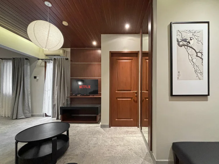 Saitama: Ruang keluarga menuju kamar-kamar tidur, dengan lukisan bergaya Jepang di dinding.