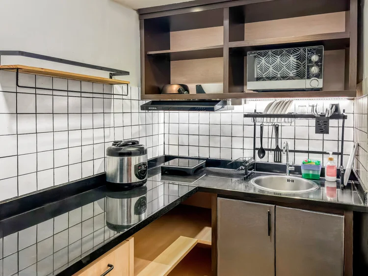 Yokohama: Dapur semi tertutup dengan ubin putih, wastafel, dan rice cooker; alat masak dasar sudah lengkap.