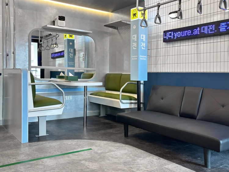 Dae Jeon: Tema Dae Jeon Subway Train Station: bangku kereta dan papan nama stasiun, muat 4 orang.