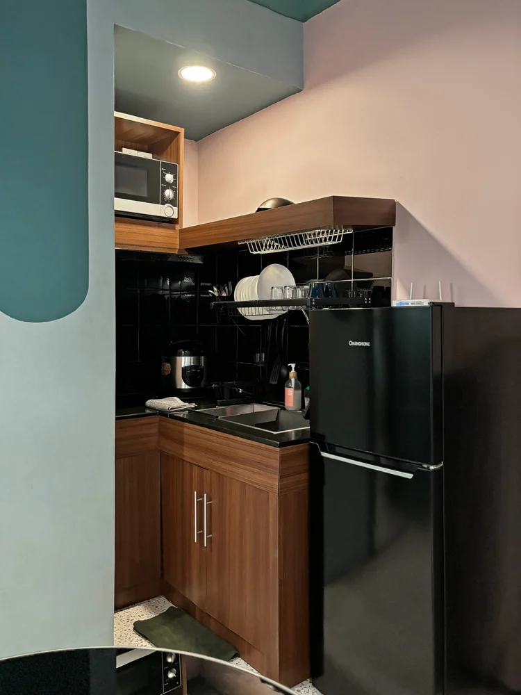 Montreal: Dapur terbuka dengan microwave, kulkas, dan rak piring.