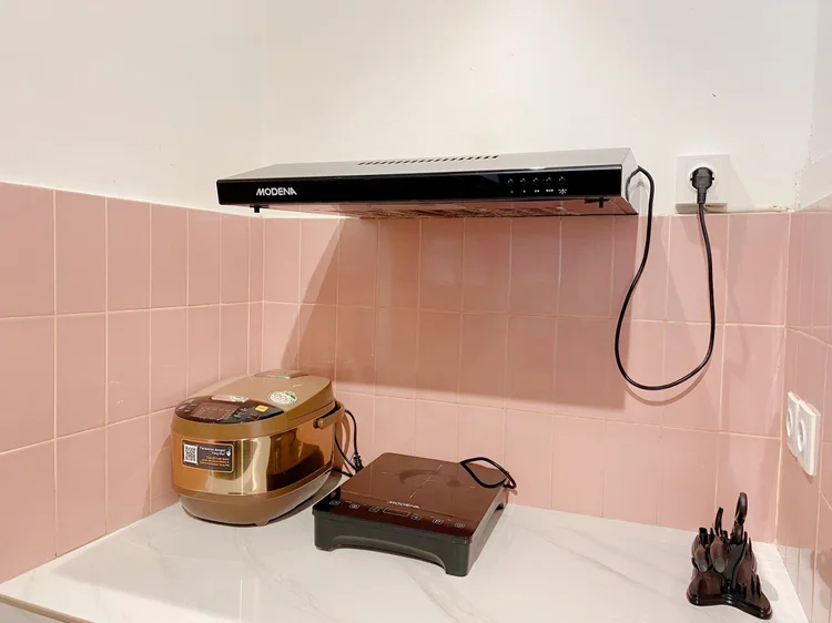 Madison: Kompor induksi dengan cooker hood dan rice cooker, siap untuk masak sendiri.
