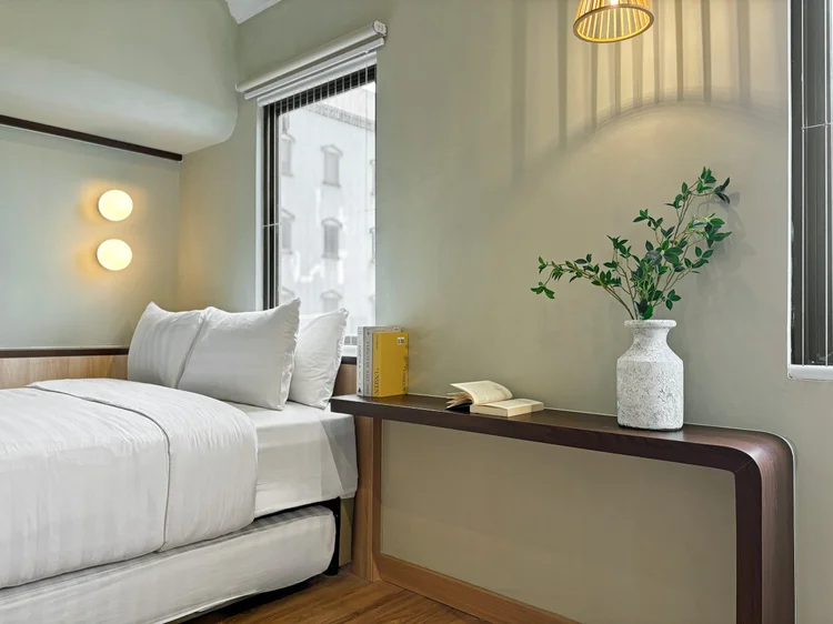 Nakameguro: Sprei putih di setiap kasur, standar yang sama di semua unit kami.