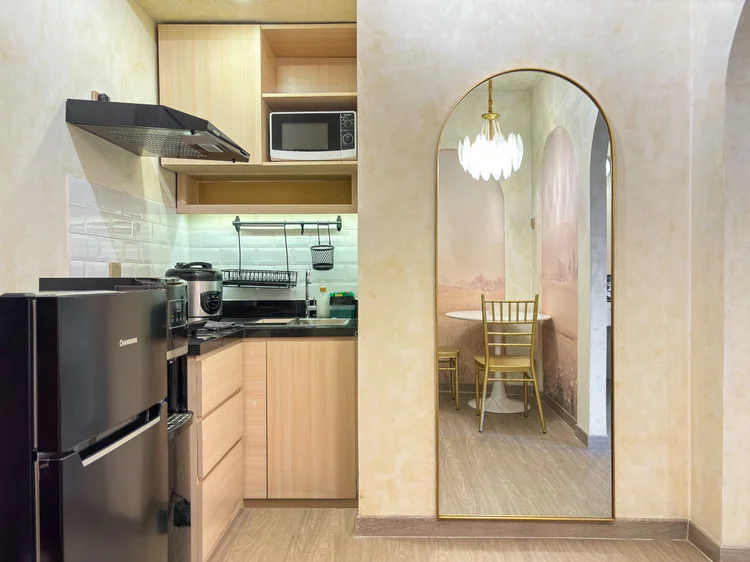 Adelaide: Dapur terbuka modern dengan kulkas dan microwave; minimarket di lobi jual bahan dasar buat masak.