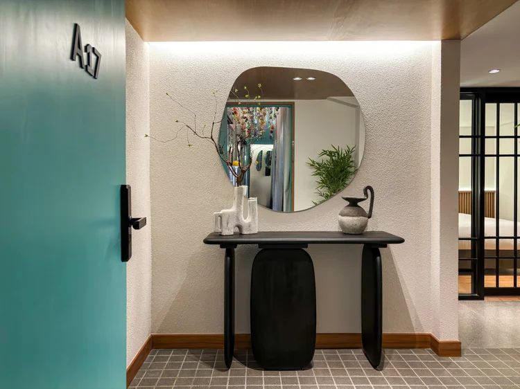Shizuoka: Foyer dengan bangku dan cermin badan penuh di pintu masuk.