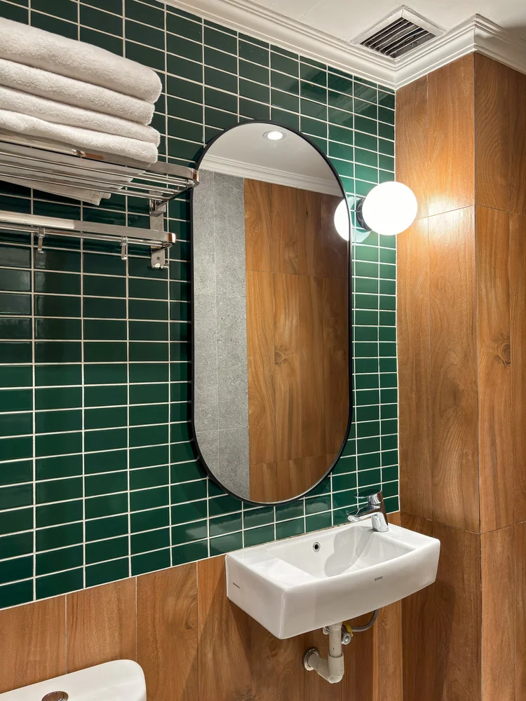 Kanazawa: Kamar mandi berkeramik hijau dengan cermin dan handuk bersih untuk tiap tamu.