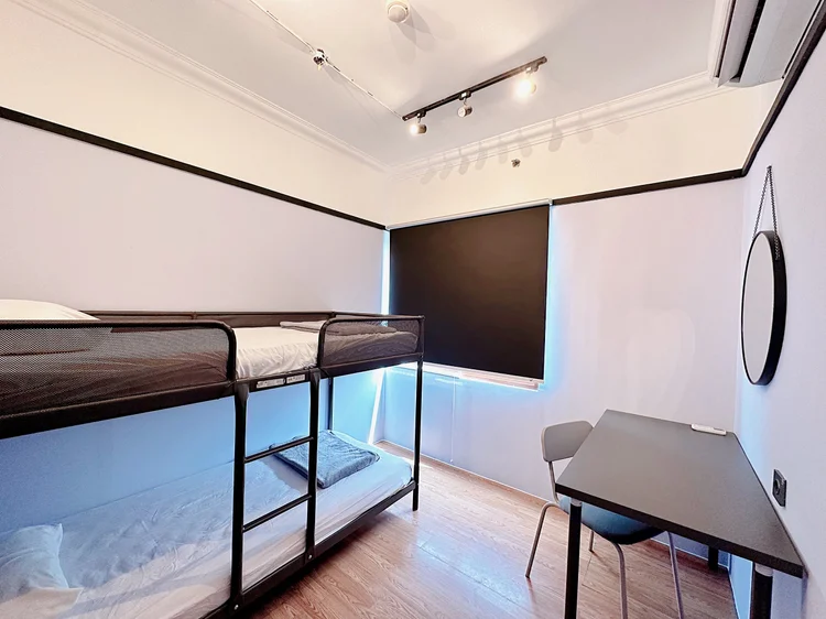 Berlin: Bunk bed 90 cm dengan AC, favorit anak-anak dan teman yang berbagi kamar.