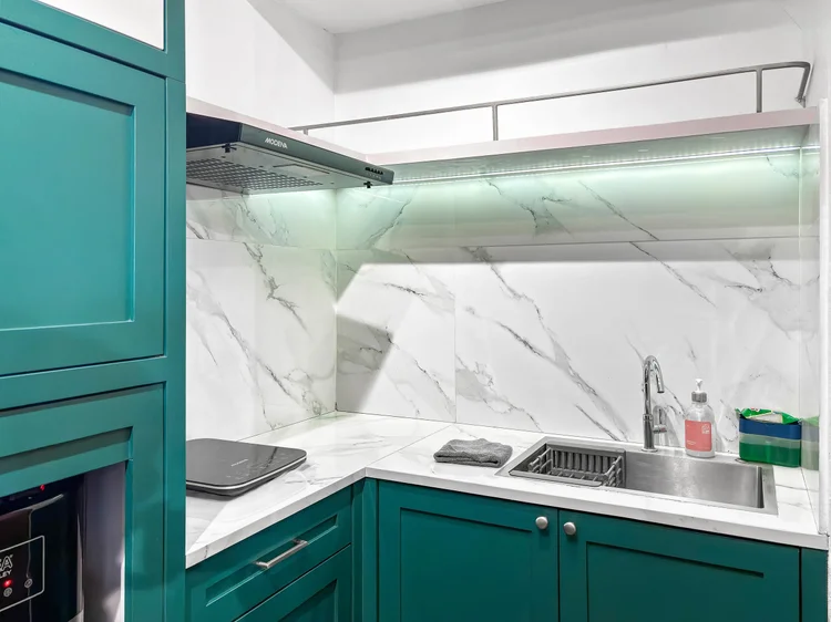 Salzburg: Dapur terbuka modern dengan kompor induksi; bahan dasarnya ada di minimarket lobi.