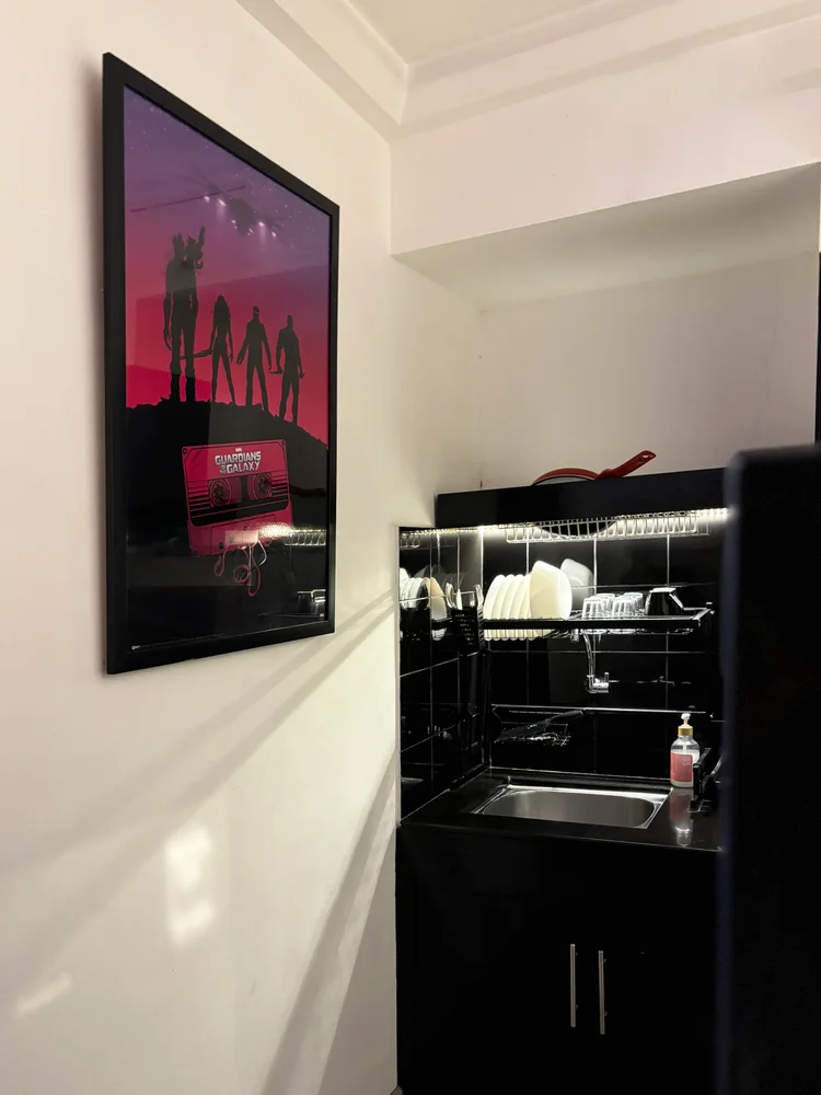 Copenhagen: Rak kecil dan lemari, tempat menyimpan perlengkapan mandi dan pakaian.