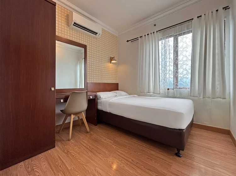Busan: Kamar dengan kasur single 120 cm, meja rias, lemari, dan AC.