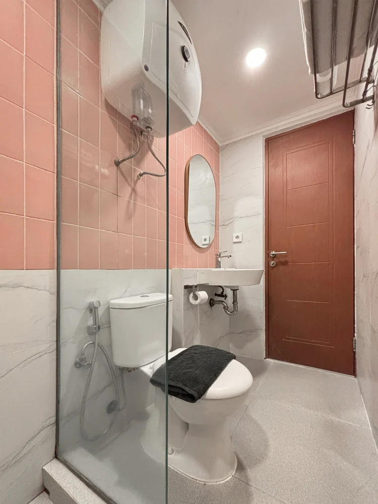 Beverly: Dua kamar mandi di unit ini. Di gedung, sesi kolam renang per jam sudah termasuk.
