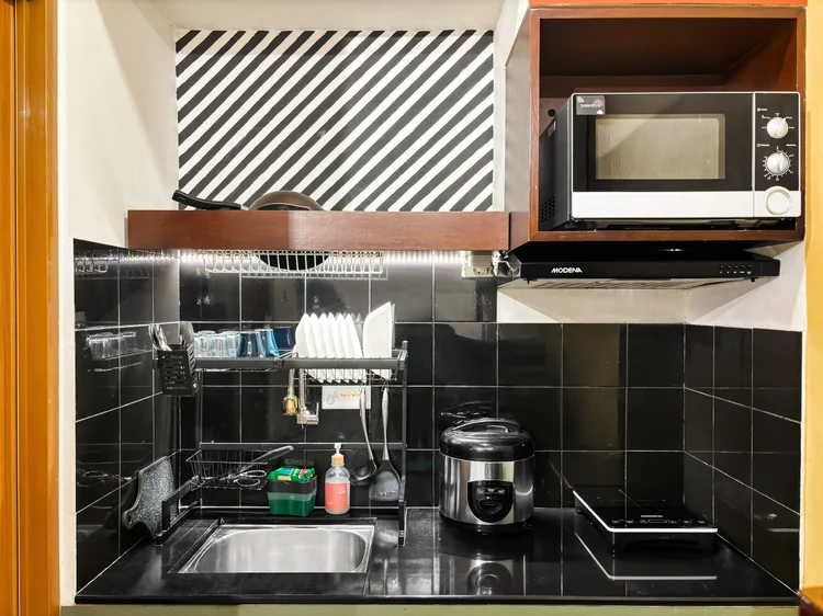 Geneva: Dapur terbuka dengan microwave dan rak piring; minimarket di lobi jual bahan dasar buat masak.