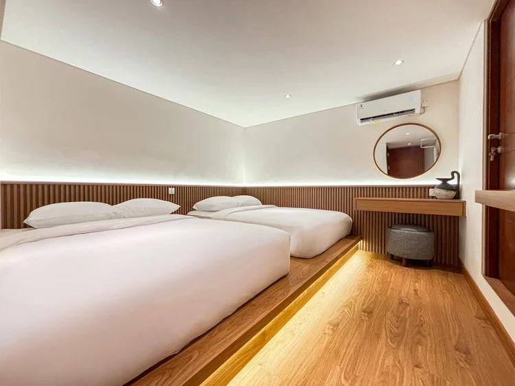 Shizuoka: Kamar dengan kasur lebar di atas panggung kayu, meja rias, dan AC sendiri.