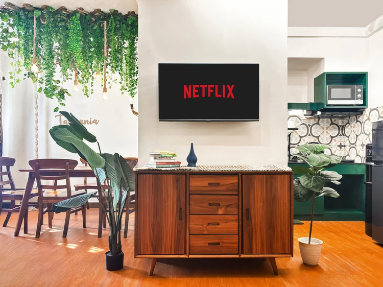 Tanzania: Ruang tamu dengan smart TV dan Netflix, dapur terbuka terlihat di baliknya.