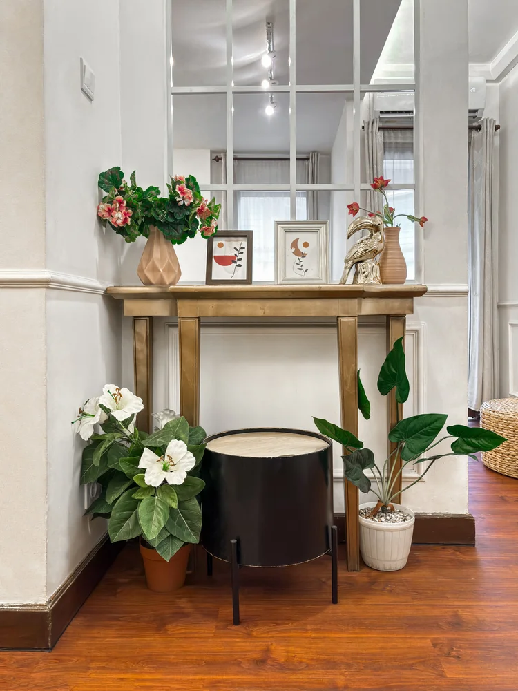 Provence: Meja konsol dengan bunga dan tanaman, tempat menaruh kunci dan belanjaan.