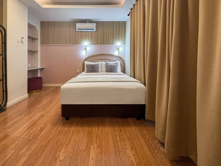 Batavia: Kasur sliding 140 cm: satu kasur lebar, atau ditarik jadi dua.