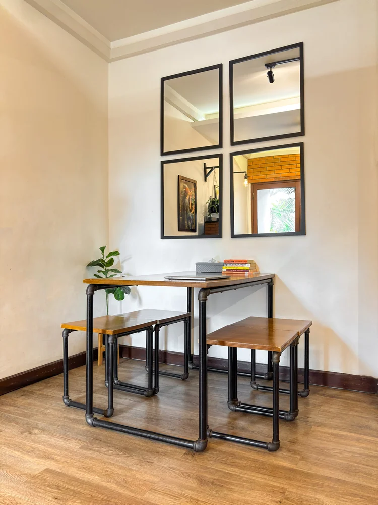 Brooklyn: Meja makan untuk 4 orang dengan stool, dan cermin berbingkai hitam di dinding.