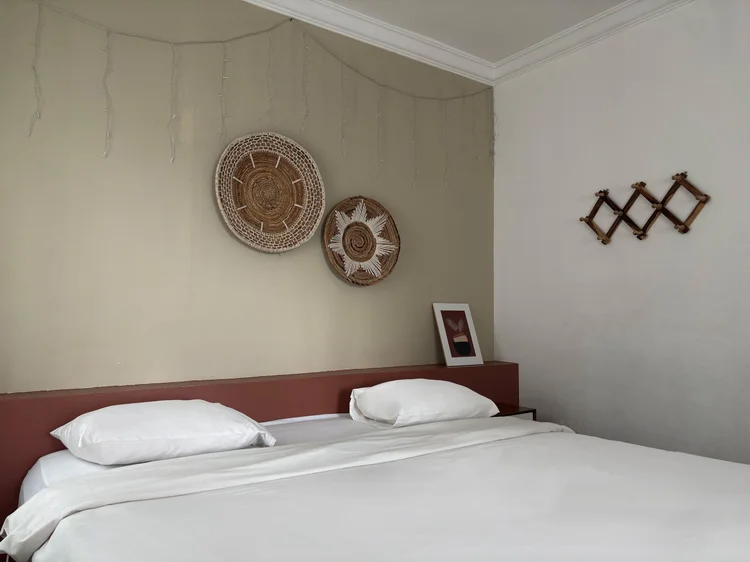Namibia: Kamar utama: king bed 200 cm dengan hiasan anyaman di dinding.