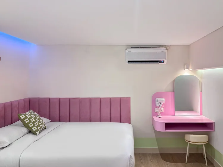 Gangnam: Sprei putih di tiap kasur, standar yang sama di semua unit kami.