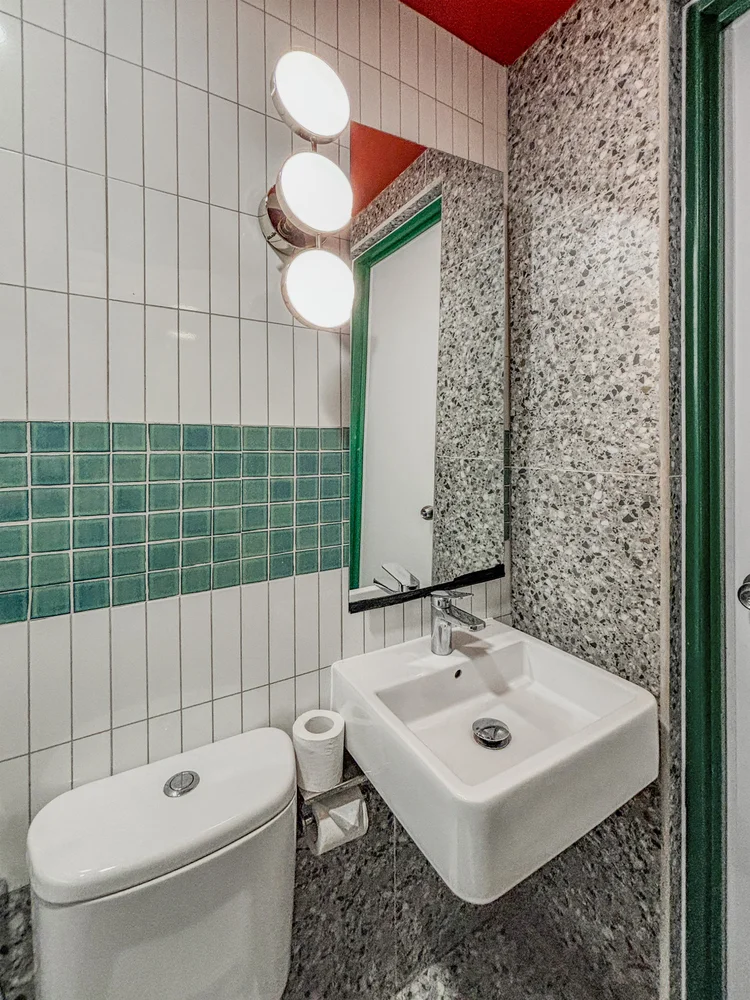 Hong Dae: Kamar mandi dengan wastafel dan cermin; sabun dan sampo sama di semua unit.