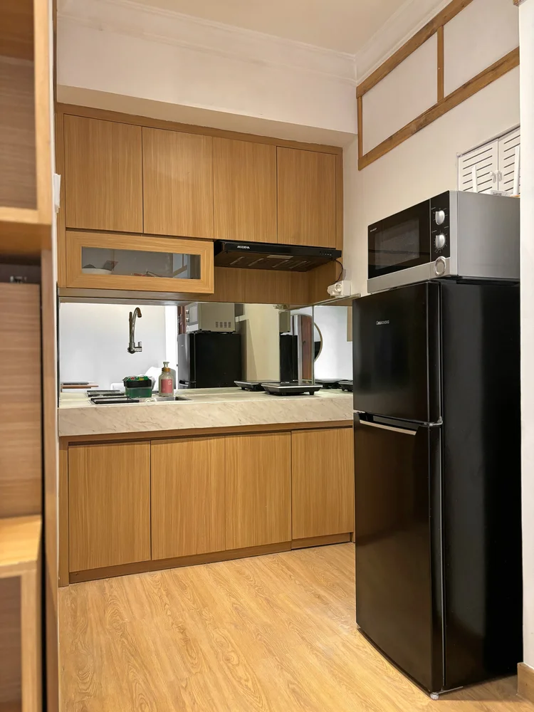 Hokkaido: Dapur terbuka dengan kulkas, microwave, dan kompor induksi.