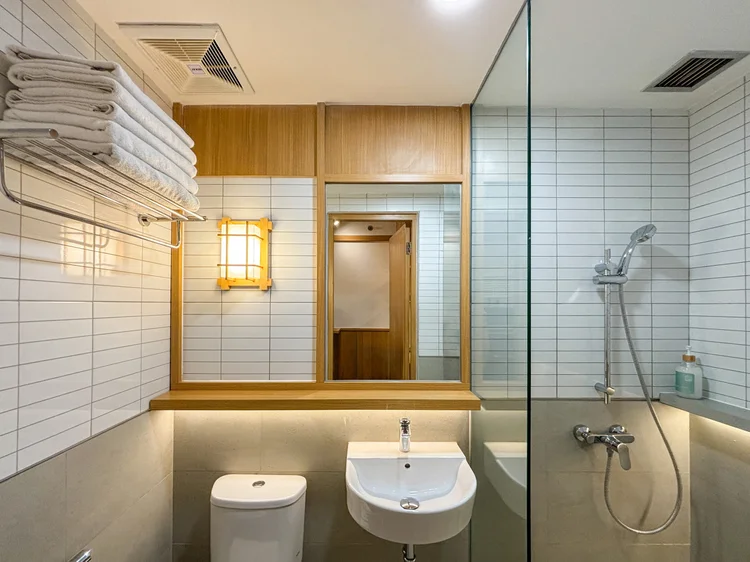 Omotesando: Kamar mandi modern dengan shower berkaca, handuk bersih untuk tiap tamu.
