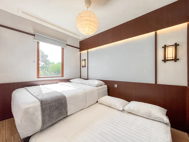 Shinjuku: Kasur sliding di kamar tidur: bagian bawahnya ditarik keluar jadi dua small double bed.