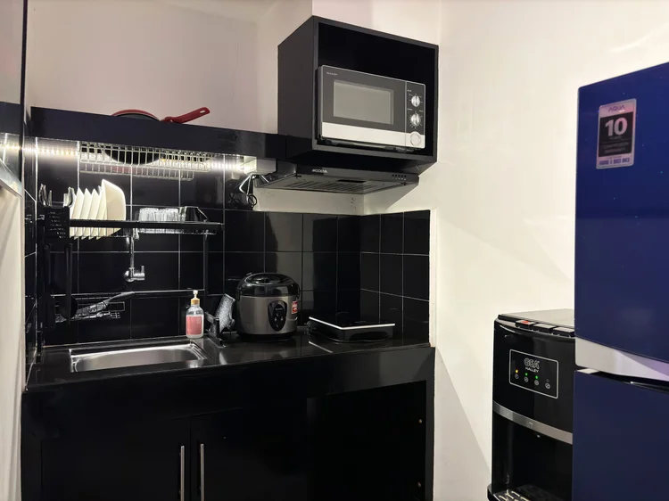 Copenhagen: Dapur terbuka dengan kompor induksi dan kulkas kecil; minimarket di lobi jual bahan dasar buat masak.
