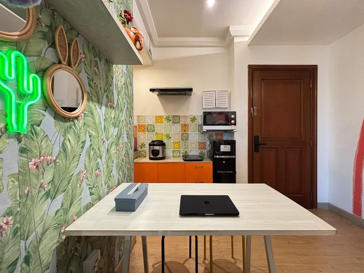 Barbados: Meja makan juga nyaman buat laptop; tiap unit punya WiFi sendiri.
