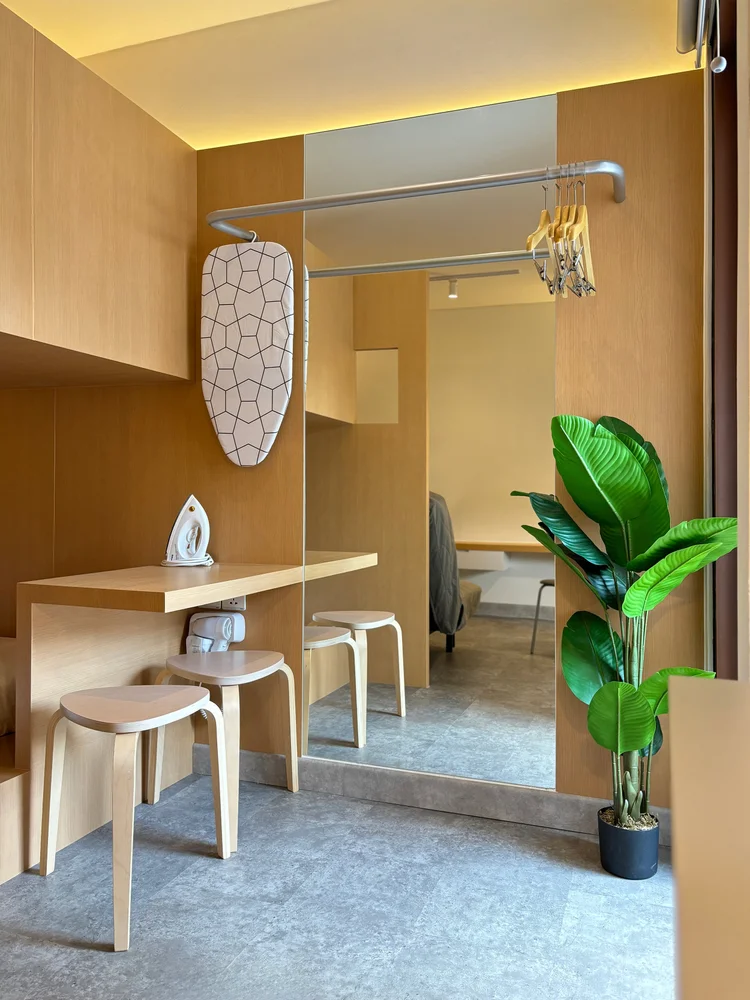 Helsinki: Lorong menuju area tidur, dengan tanaman dan cermin kecil.