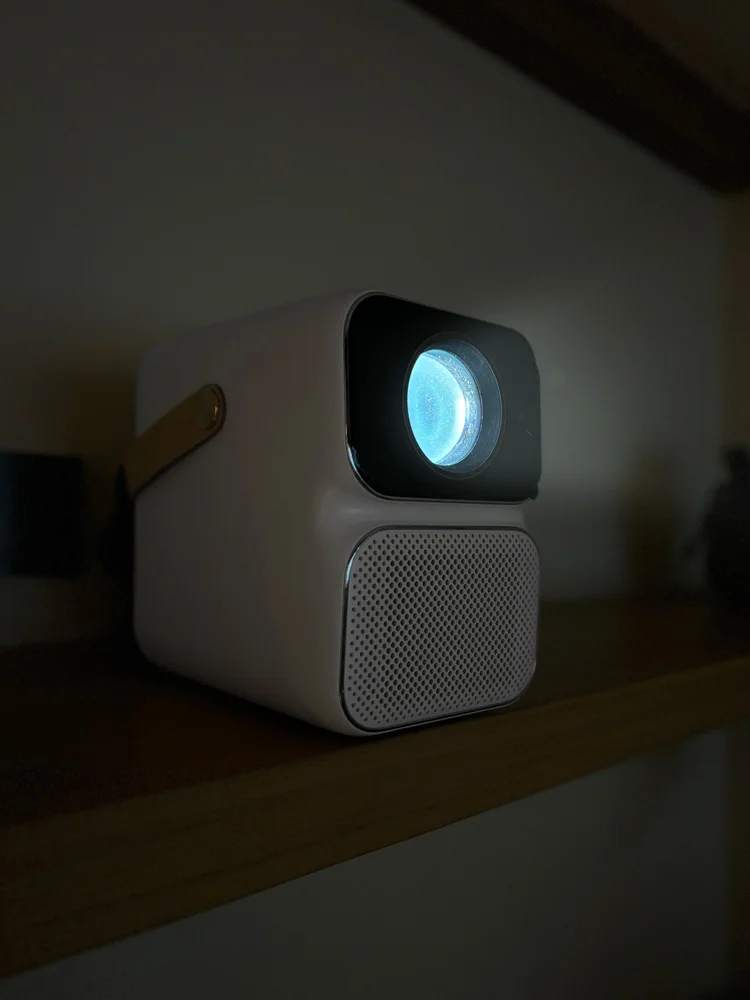 Kawaguchi: Proyektor pintar untuk nonton bareng, layar home cinema di seberang sofa.